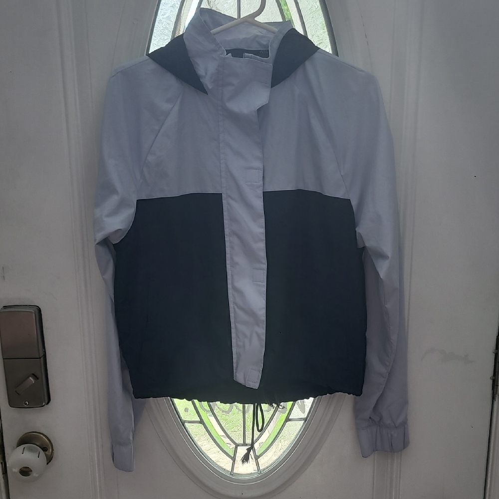 NWOT Hollister Rain Wind Breaker Stylish Two-Tone Women's Jacket Size Medium